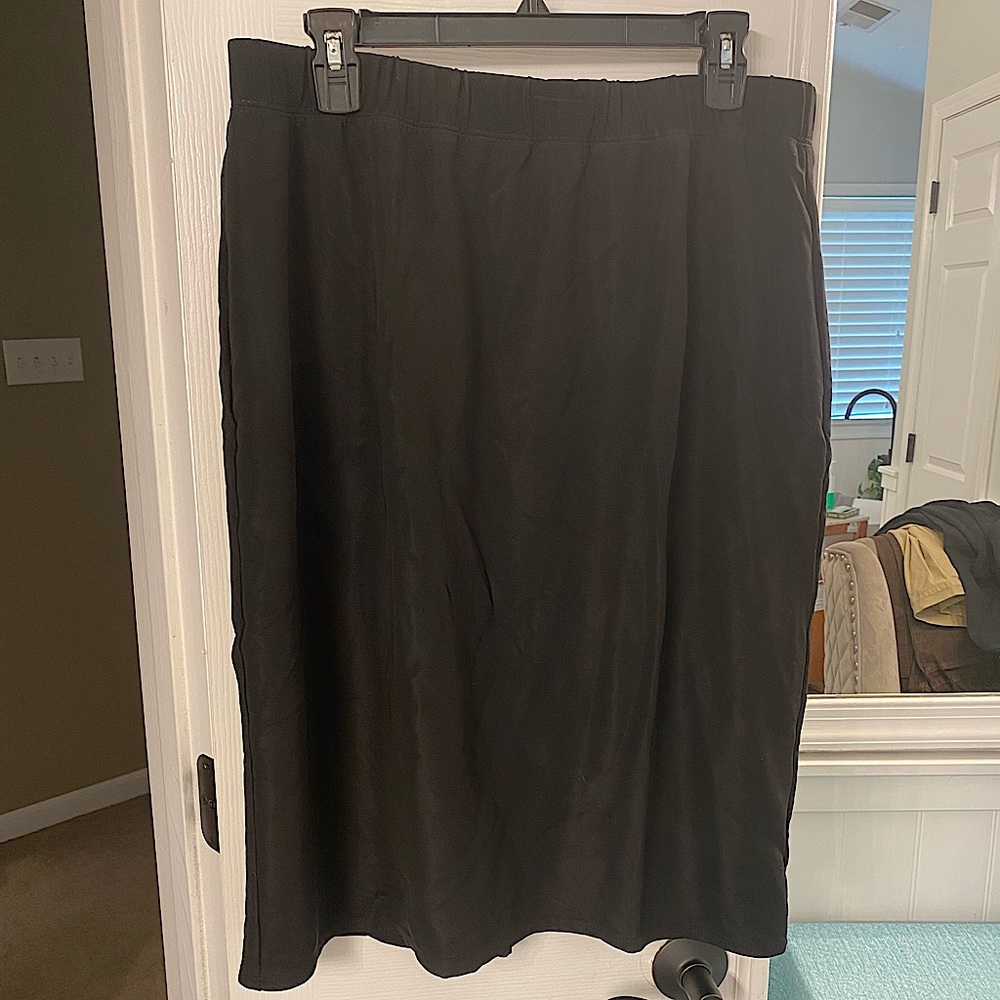 NEVER worn black Susan Graver skirt. Size L.